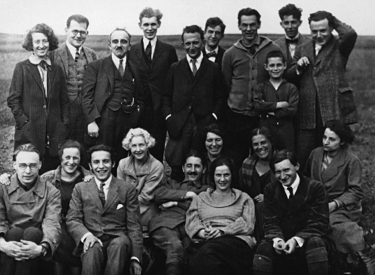 Teilnehmerinnen und Teilnehmer der Ersten Marxistischen Arbeitswoche auf einer Wiese in Thüringen