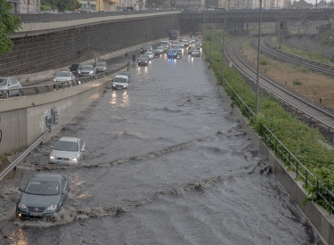 Nach Starkregen ist die A 100 in Berlin überflutet, 26. Juni