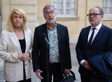 Yannick Morez (Mitte), der nach einem Brandanschlag von seinem Bürgermeisteramt zurücktrat, und Landwirtschaftsministerin Dominique Faure sprechen in Paris zur Presse, 17. Mai
