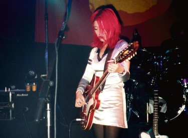 Miki Berenyi bei einem Auftritt von Lush in Hamburg, 1994