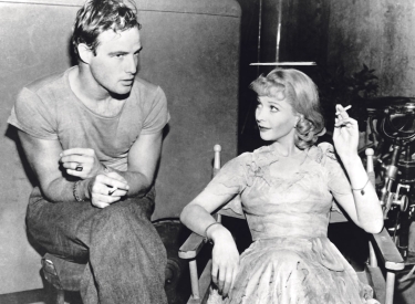 Marlon Brando und Vivien Leigh, beide rauchend