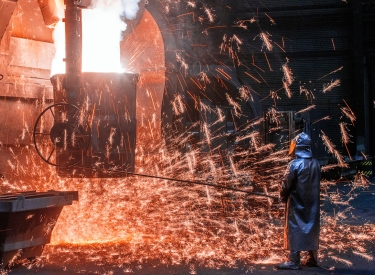  Ein Arbeiter Anfang Juni in der Eisengießerei Torgelow in Mecklenburg-Vorpommern