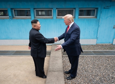 Der damalige US-Präsdent Donald Trump (r.) und der nordkoreanische Diktator Kim Jong Un