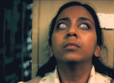 Nida (Anjana Vasan) wird von übernatürlichen Kräften dazu gezwungen, Morde zu begehen
