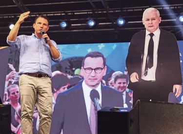 Sławomir Mentzen von der rechtsextremen Konfederacja neben einem Pappaufsteller des PiS-Vorsitzenden Jarosław Kaczyński