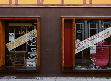 Ein Geschäft in Nordhausen wirbt am Wahltag, dem 24. September, gegen die AfD