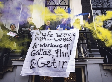 Zusteller von Flink, Gorillas und Getir protestierten vergangenen Dezember in Amsterdam gegen schlechte Arbeitsbedingungen