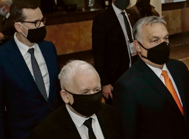 Vorne links der polnische PiS-Parteivorsitzende Kaczyński, rechts Ungarns Ministerpräsident Orbán in Warschau, 4. Dezember 2021
