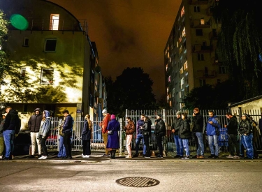 Abstimmen bis spät in die Nacht. Lange Schlange vor einem Wahllokal in Krakau, 15. Oktober