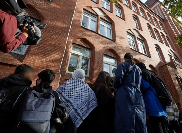 Schüler des Ernst-Abbe-Gymnasium in Berlin-Neukölln protestieren wegen eines Vorfalls zwischen einem Lehrer und einem Schüler