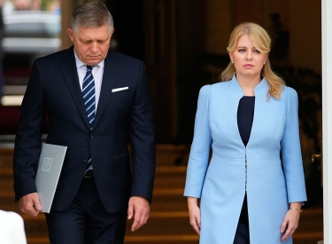 Ministerpräsident Robert Fico und Präsidentin Zuzana Čaputová, beide gucken grimmig