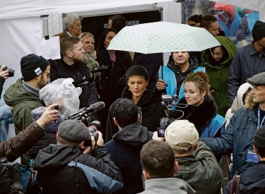 Zumindest die Medien stehen nach wie vor Schlange. Sahra Wagenknecht bei der Demonstration »Rüstungswahnsinn stoppen« in Berlin, 25. November