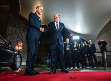 Hier entlang. Der türkische Präsident Recep Tayyip Erdoğan zum Abendessen bei Bundeskanzler Olaf Scholz am 17. November