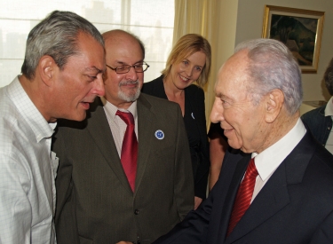Paul Auster (l.) mit Salman Rushdie (M.) und Shimon Peres, 2008 in New York