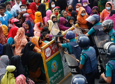 Zoff an der Absperrung. Protest für Lohnerhöhung von Textilarbeiterinnen in Dhaka, 12. November