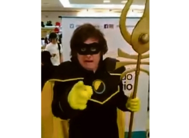 Javier Milei verkleidet als Superheld Captain Ancap auf einer Comicmesse