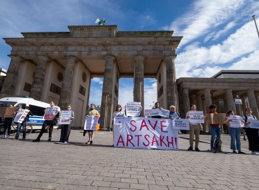 Kommt nun die Befriedung? Protest gegen den Angriff von Aserbaidschan auf Bergkarabach, 20. September vor dem Brandenburger Tor in Berlin