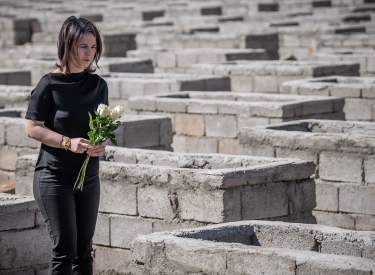 Außenministeirn Annalena Baerbock im März bei einem Besuch auf dem Friedhof von Kocho im nordirakischen Distrikt Sinjar, wo der IS 2014 die yezidische Dorfbevölkerung massakriert hatte