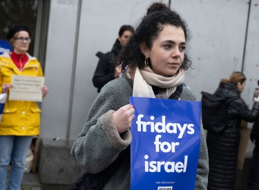 Hanna Veiler, Vorsitzende der Jüdischen Studierendenunion, mit Schild »Fridays for Israel«