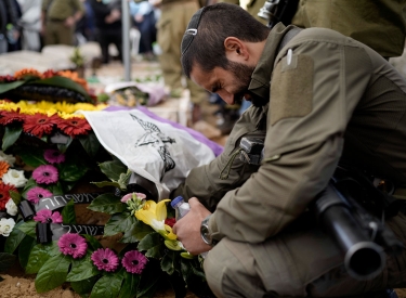 Ein israelischer Soldat weint während der Beerdigung seines bei der Gaza-Offensive getöeten Kamereraden, Ashdod am 6. Dezember