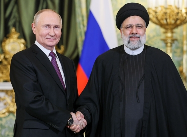 Russlands Präsident Putin (l.) und Irans Präsident Ibrahim Raisi bei einem Treffen in Moskau, 7. Dezember
