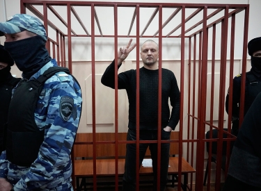 Sergej Udalzow, ein Anführer der Linken Front und Unterstützer des Kriegs gegen die Ukraine, in einem Gerichtssaal in Moskau, 12. Januar