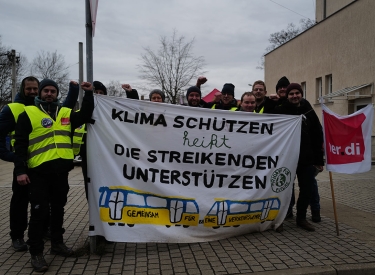Ein gemeinsamer Kampf. Die Beschäftigten des ÖPNV streikten gemeinsam mit Fridays for Future in Leipzig am 2. Februar