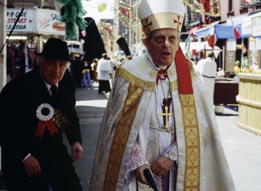 Ein Papstdarsteller, nicht in Rom, sondern in New York. Aus der Serie »In einem Wind aus Sternenstaub«, 1990