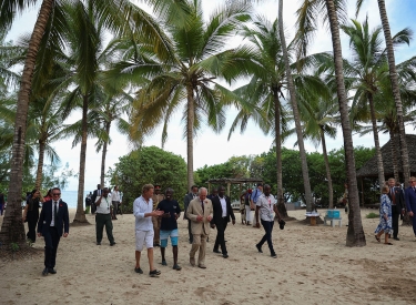 König Charles III. spaziert am Strand. Kurz zuvor sprach er davon, »größte Trauer und tiefstes Bedauern« für die Gräueltaten durch die britische Kolonialherrschaft in ­Kenia zu empfinden, 2. November