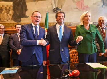 Damals Hand in Hand. Marine Le Pen (RN, re.), Tino Chrupalla (AfD, li.),  André  Ventura (Chega) in Lissabon, 24. November 2023