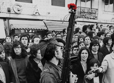 »Militärrevolte mit Minderheitscharakter«, die sich in einen »Straßenaufstand in Lissabon« verwandelte. Lissabon, 28. April 1974