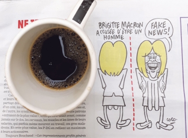 »Brigitte Macron beschuldigt, ein Mann zu sein«: Karikatur in »Charlie Hebdo« vom 20. März, nachdem ein gefälschtes Cover verbreitet worden war