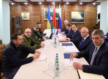 Die Ukraine entsandte unter anderem Verteidigungsminister Oleksij Resnikow (2.v.l.) und den Leiter des Präsidialamtes, Mychajlo Podoljak (hinten links), nach Belarus, 7. März 2022