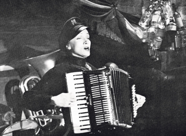 In der berühmten Szene aus Billy Wilders »Zeugin der Anklage« (1957) singt Marlene Dietrich zum Akkordeon das Lied »I Never Go Home Anymore«