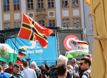 Nazis zeigen Flagge. Die »Compact«-Veranstaltung am Samstag vergangener Woche in Zittau, links im Bild die Fahne der Freien Sachsen