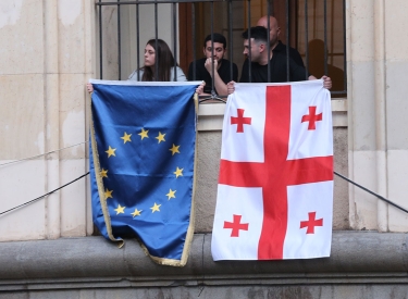 Protestierende zeigen neben der georgischen auch die EU-Fahne. Tiflis, 1. Mai